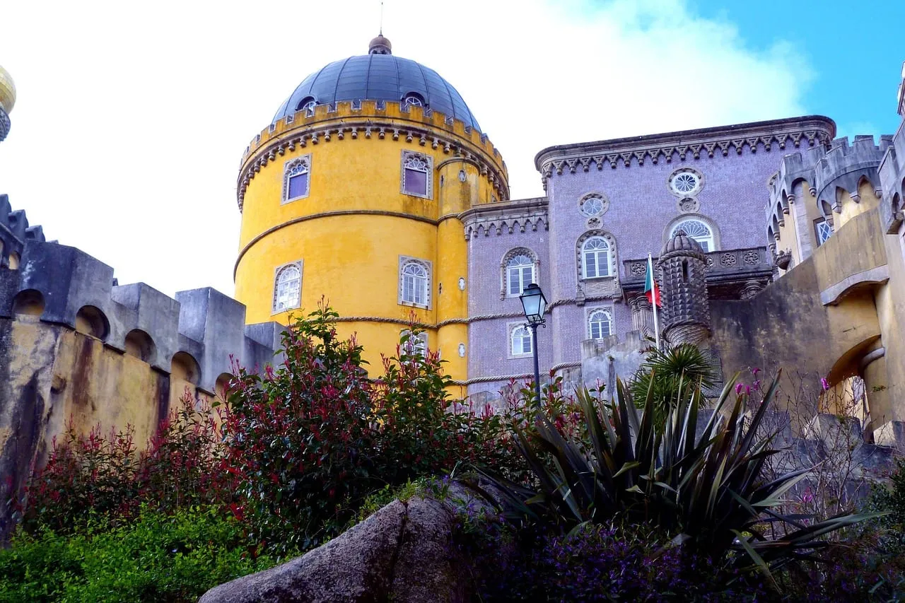 La torre con cúpula amarilla y los muros lila del Palacio da Pena