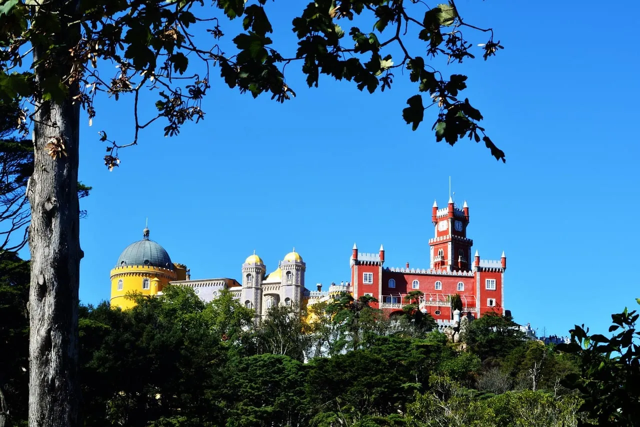 El Palacio da Pena visto desde abajo entre los árboles del parque