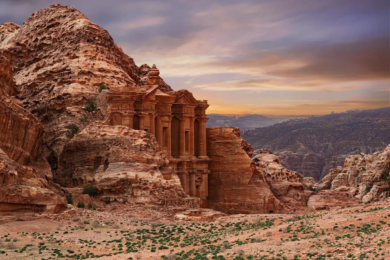 El Monasterio (Ad Deir) excavado en la montaña al atardecer