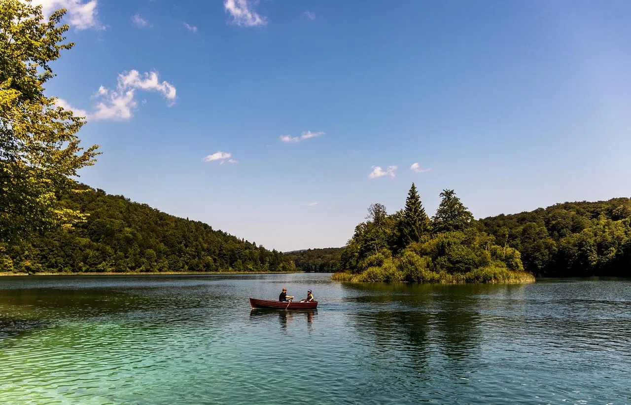 Una barca en uno de los lagos superiores