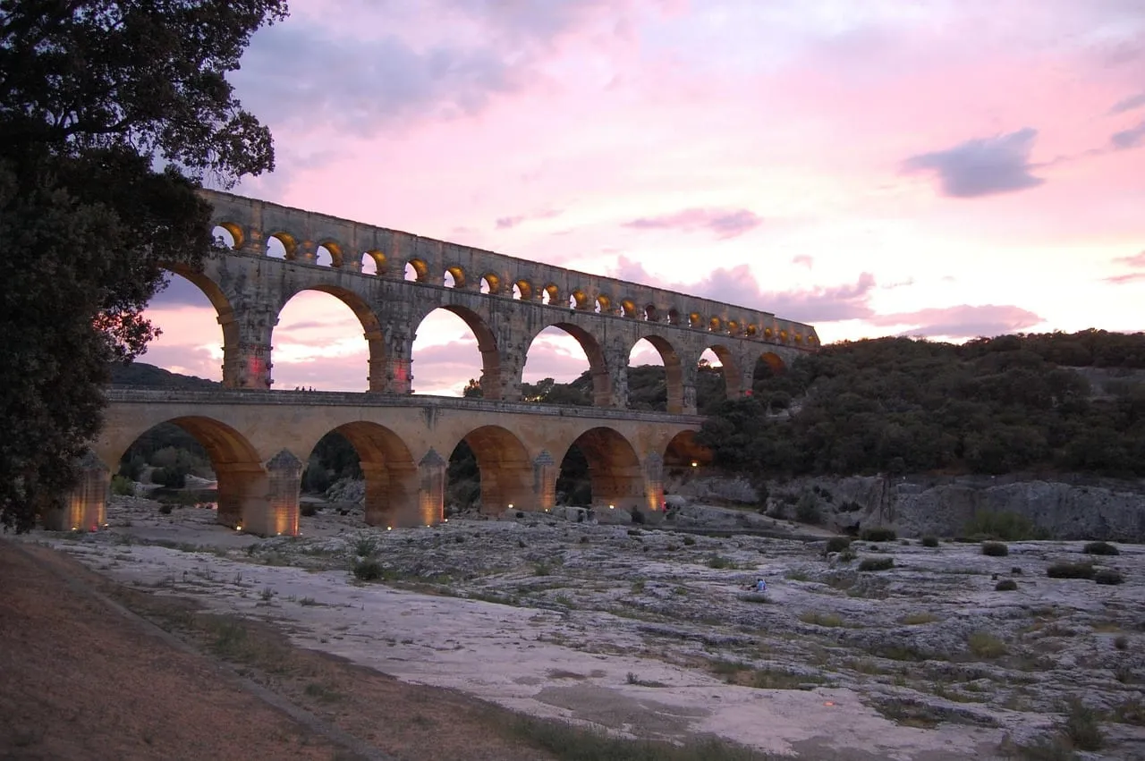 El acueducto al anochecer bajo un cielo rosa