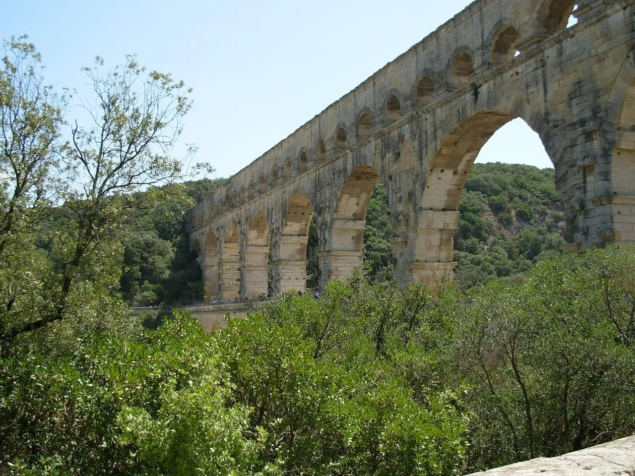 Arcos de los niveles superiores vistos desde abajo entre árboles