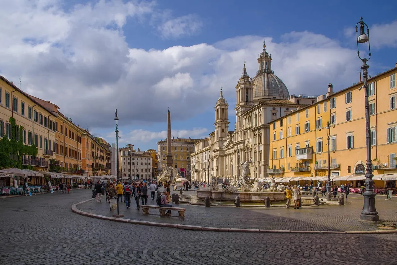 La Piazza Navona con su fuente, el obelisco y la iglesia de Sant’Agnese