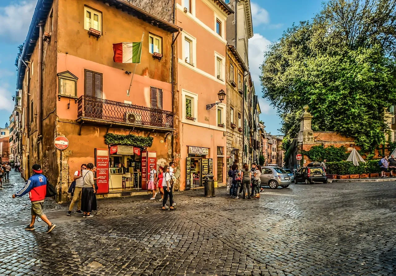 Una esquina del Trastevere con casas ocres y un café