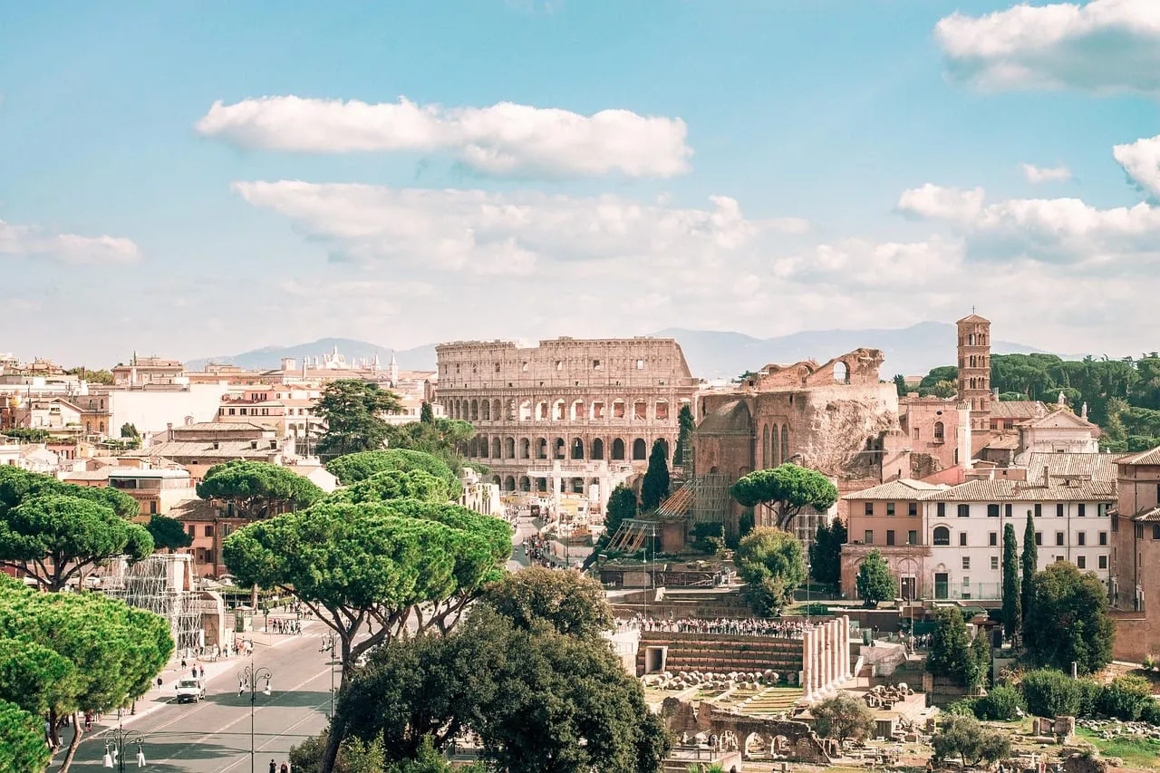 El Coliseo y el Foro Romano vistos por encima de los pinos