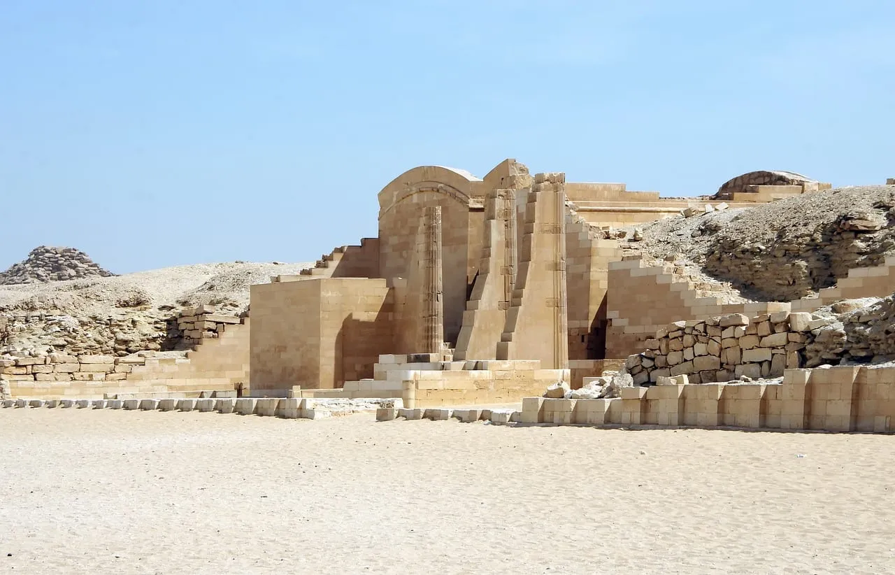 Muros y columnas restaurados del complejo funerario de Djoser