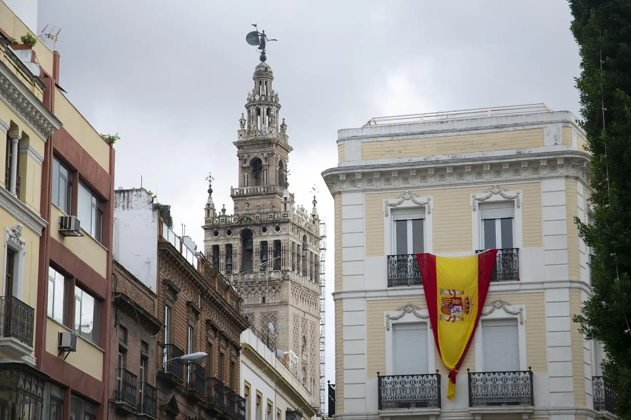 La Giralda asomando sobre una calle del casco antiguo