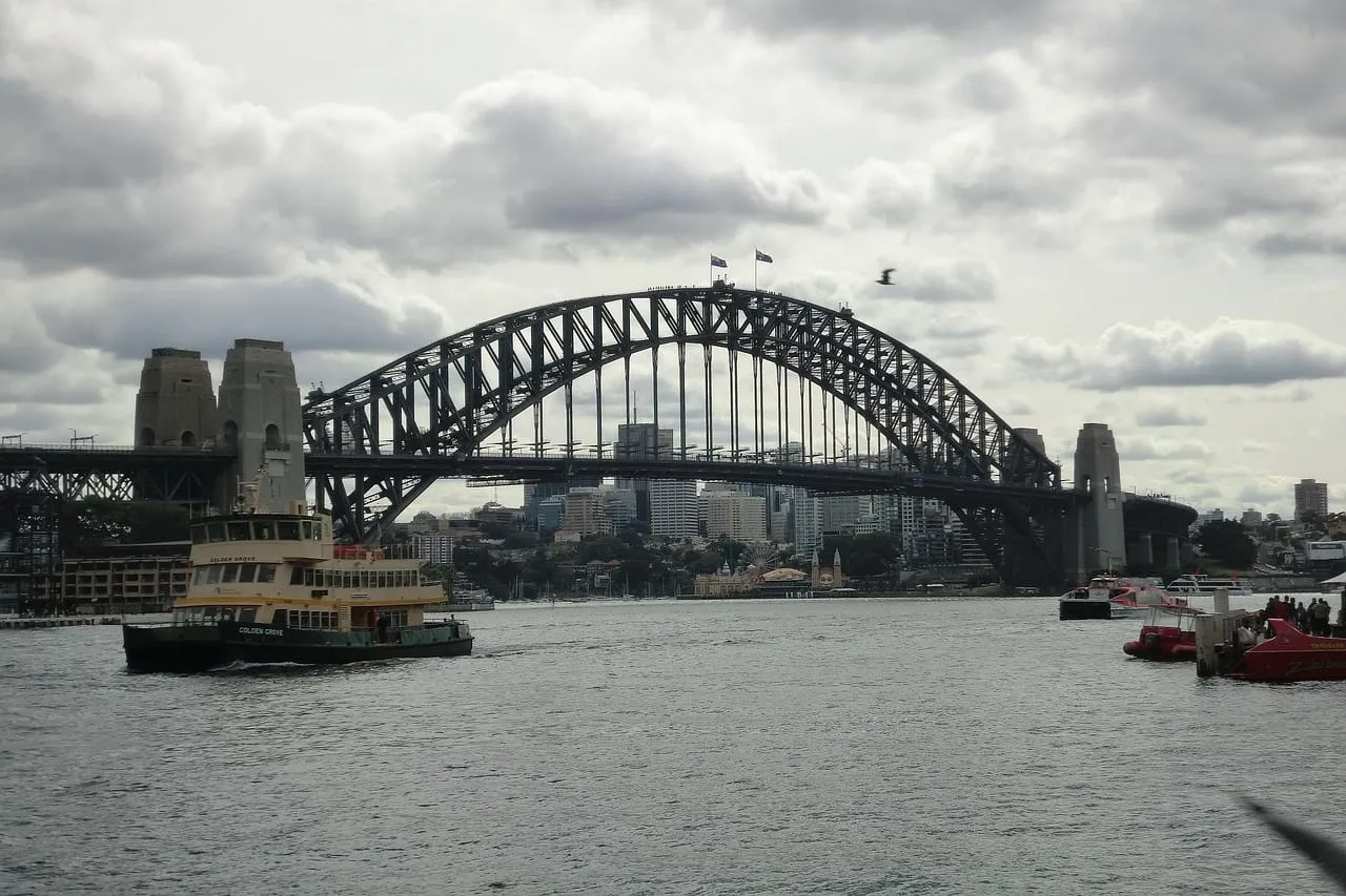 El Harbour Bridge con ferris cruzando la bahía