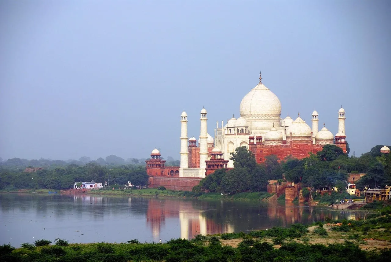 El Taj Mahal al otro lado del río Yamuna, con su mezquita de arenisca roja