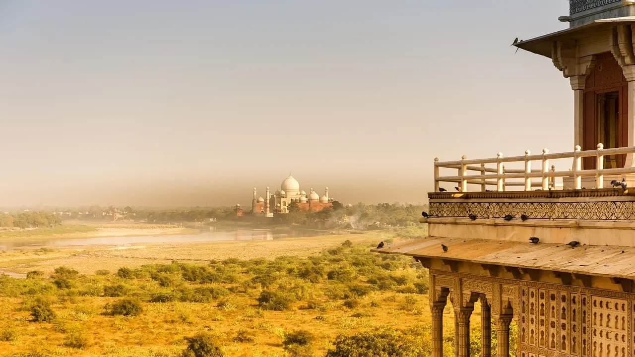 El Taj Mahal visto en la bruma desde un balcón al otro lado del río
