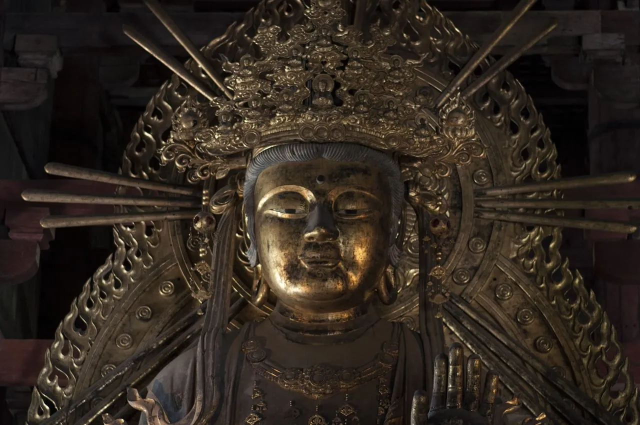 Una estatua budista dorada en el interior del templo