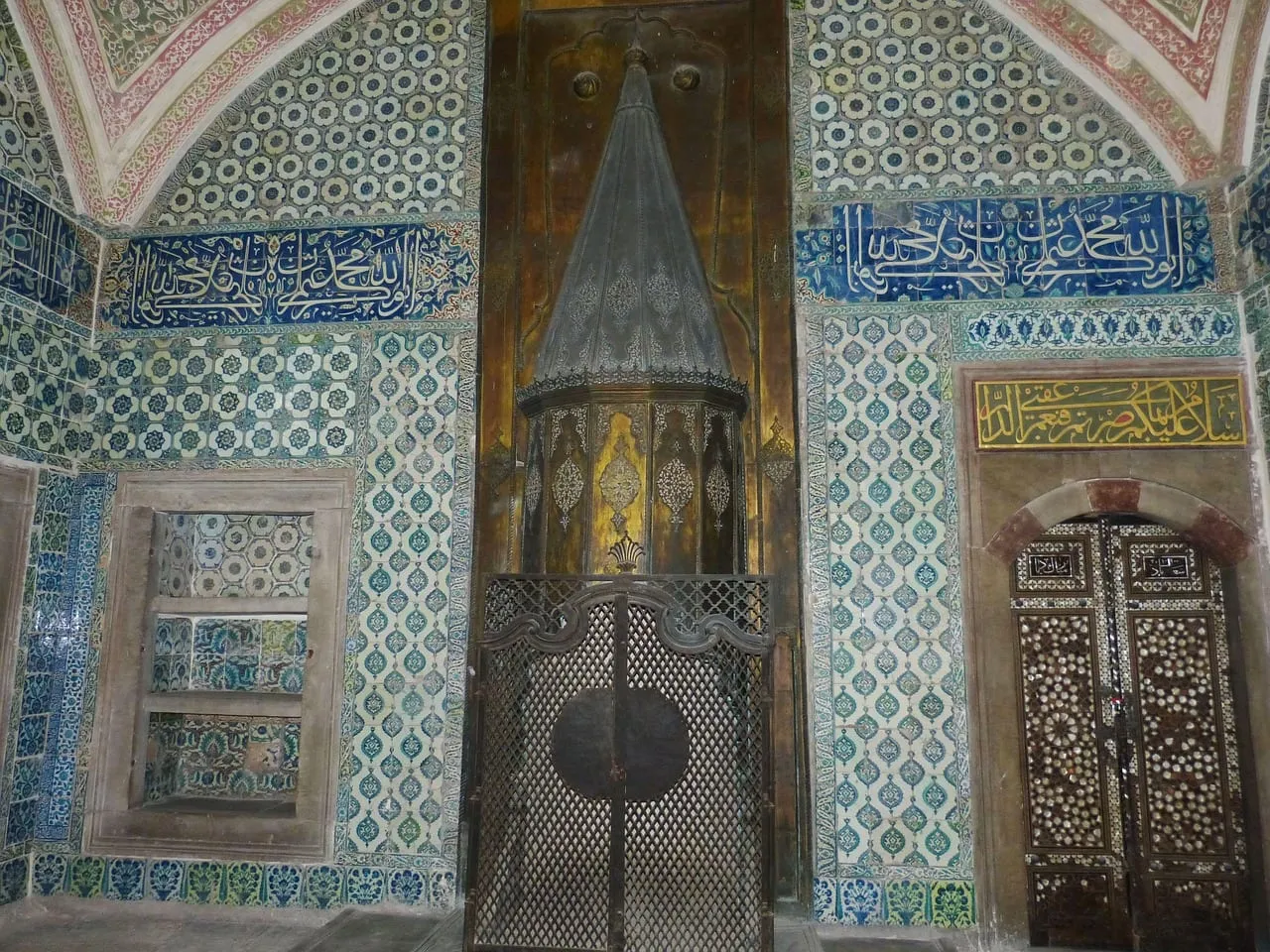 Paredes de azulejos y una chimenea en una sala del palacio