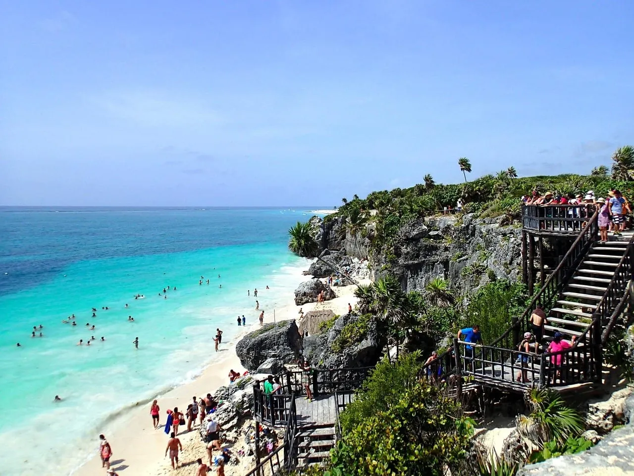 La playa bajo las ruinas