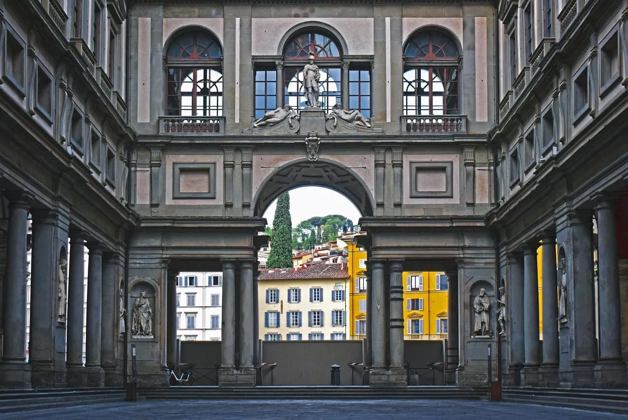 El arco al final del patio de los Uffizi, con edificios al otro lado del Arno