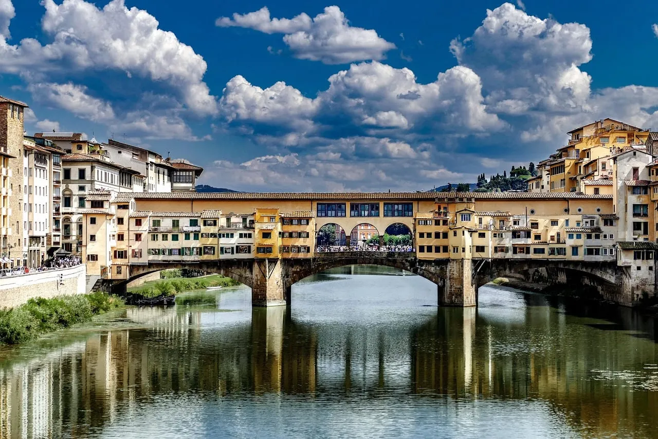 El Ponte Vecchio sobre el Arno, con el corredor elevado que lo recorre por arriba
