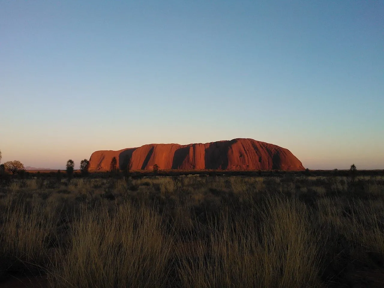 Uluru a contraluz al anochecer