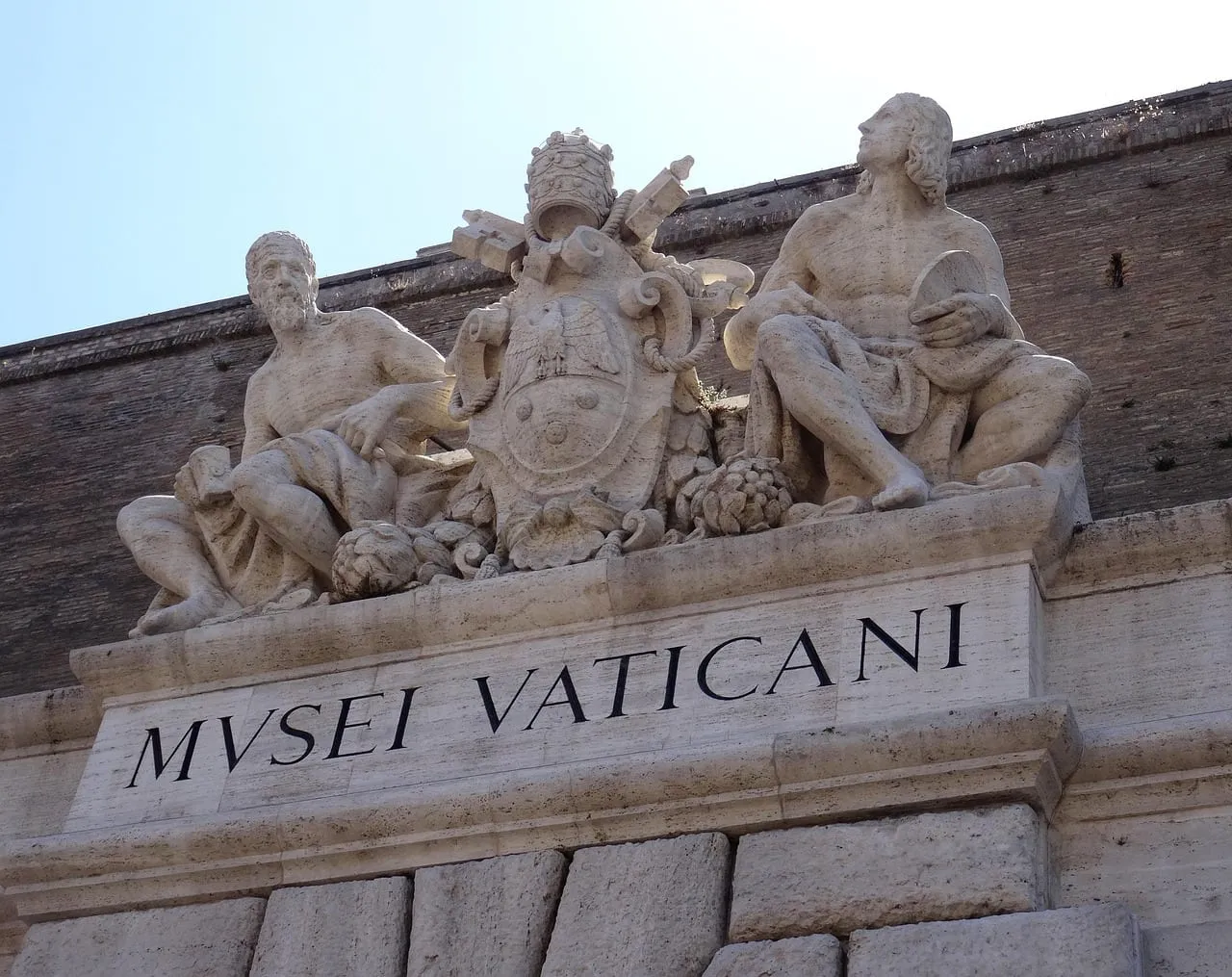 Esculturas sobre la entrada de los Musei Vaticani
