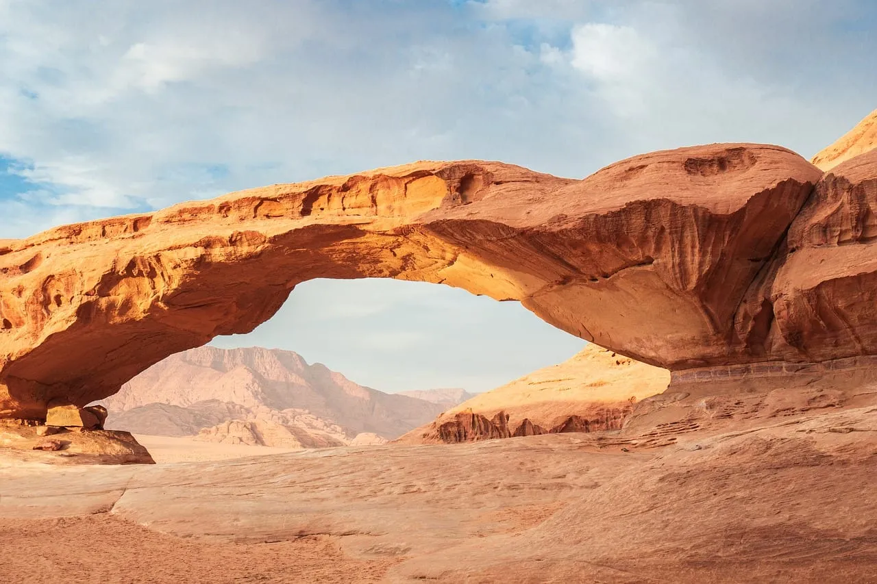 Un arco natural de roca sobre el suelo del desierto