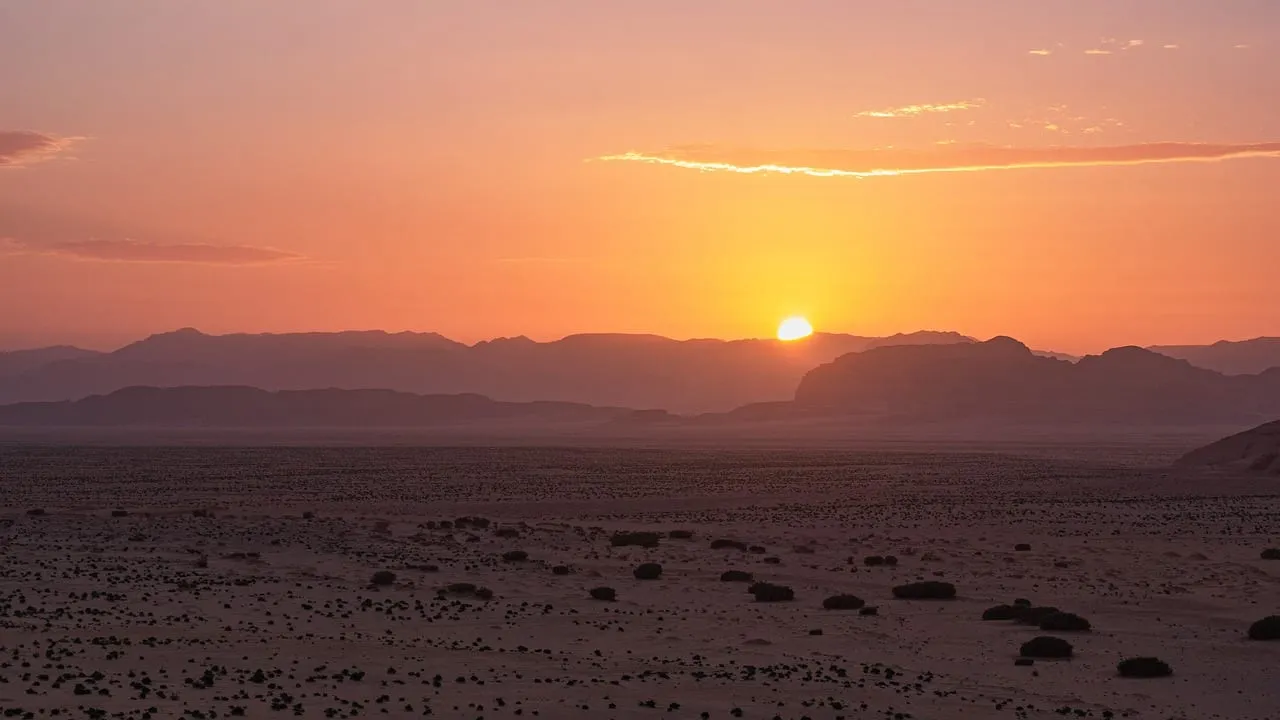 El sol poniéndose sobre las montañas del desierto